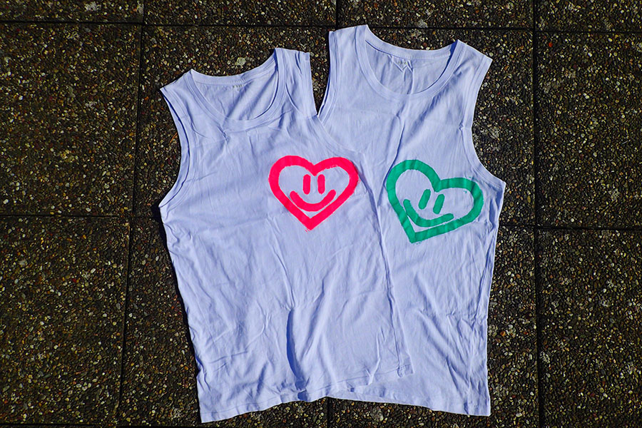 Tanktop with handdrawn hearts.
