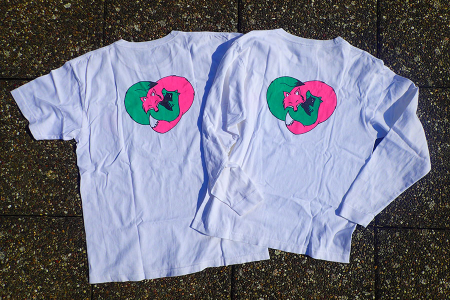 Tee-shirts (Tshirts) with a motif printed using silkscreen representing a tanuki (racoon dog) and a kitsune (fox) cuddling.