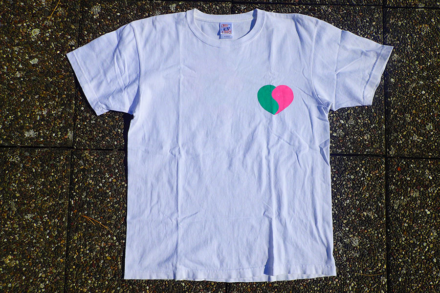 Tee-shirts (Tshirts) with a motif printed using silkscreen representing a tanuki (racoon dog) and a kitsune (fox) cuddling.