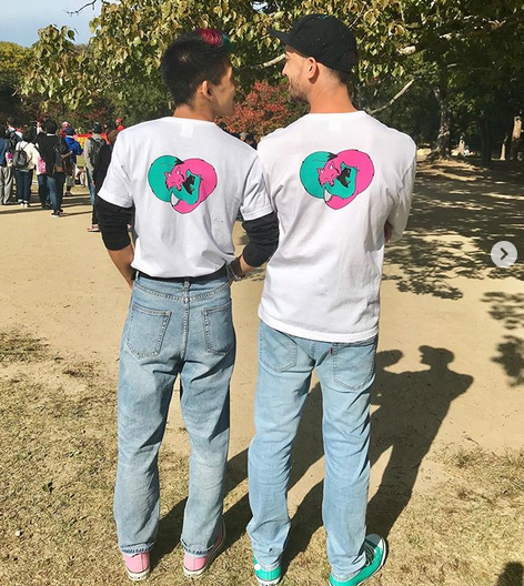 Tee-shirts (Tshirts) with a motif printed using silkscreen representing a tanuki (racoon dog) and a kitsune (fox) cuddling.